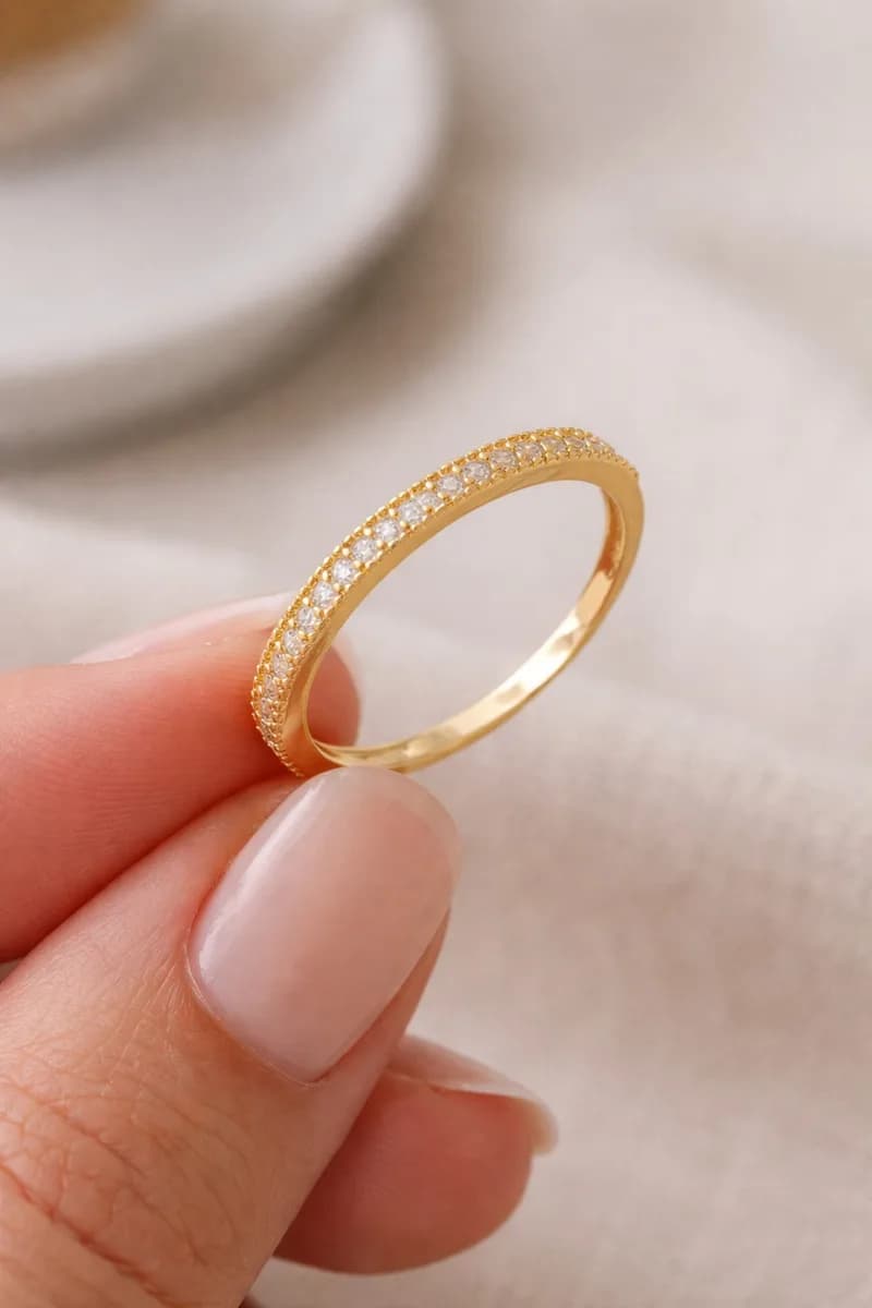 Anel Fileira de Micro Zircônia com Detalhes Semijoia Ouro 18K