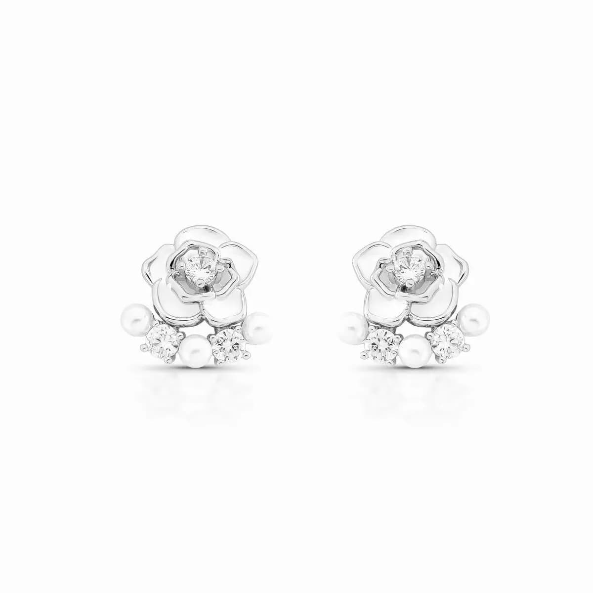 BRINCO FLOR DELICADA ESMALTADA WHITE COM PÉROLAS SHELL E CRAVAÇÃO EM ZIRCÔNIAS PINO EM PRATA 925