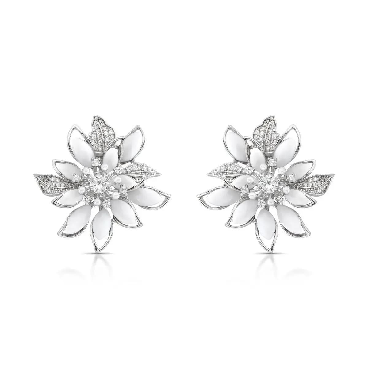 BRINCO FLOR MAGNÓLIA CRAVEJADA COM ZIRCÔNIAS E RESINA WHITE PINO EM PRATA 925