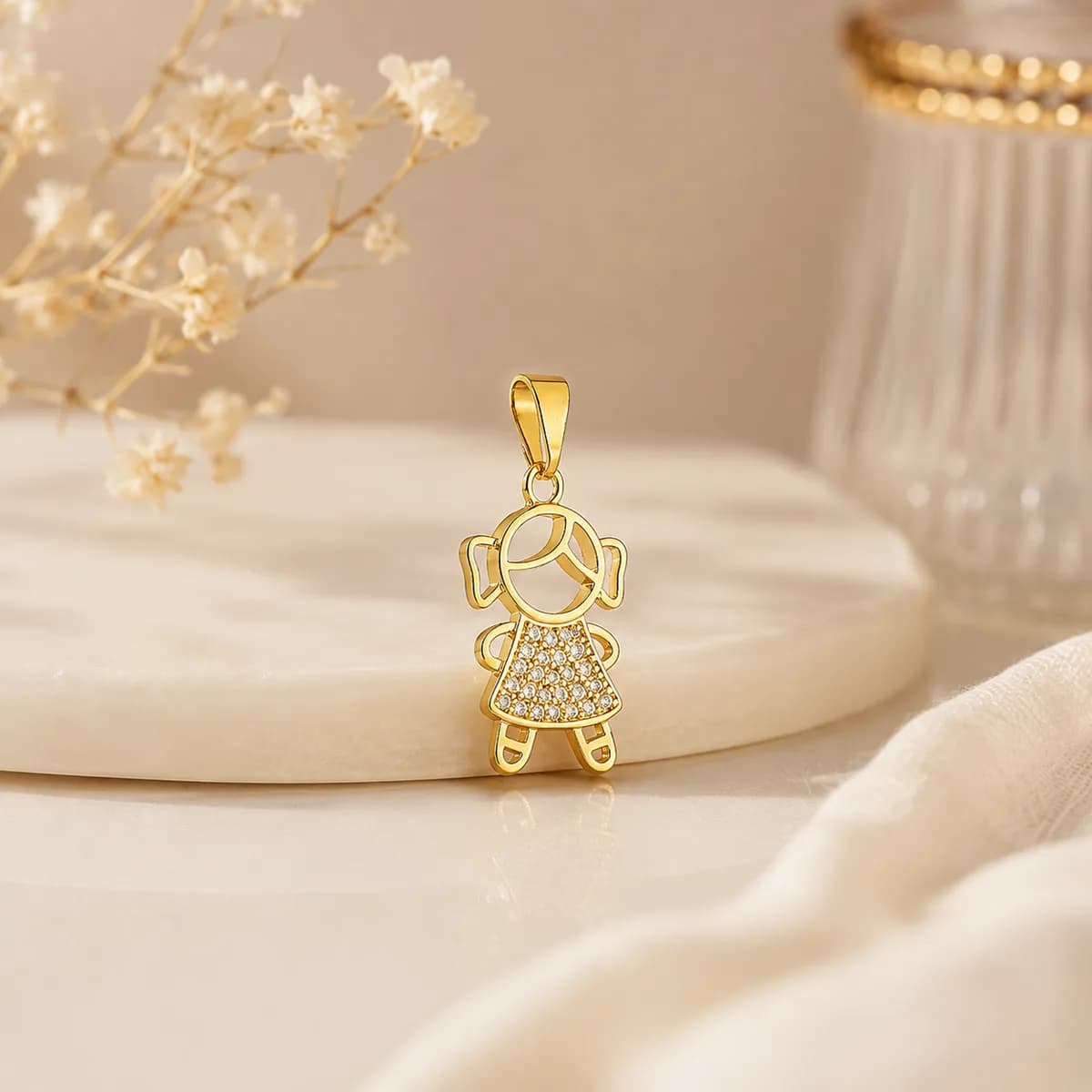 Pingente Menina com Detalhes Vazado e Cravejado Semijoia Ouro 18K