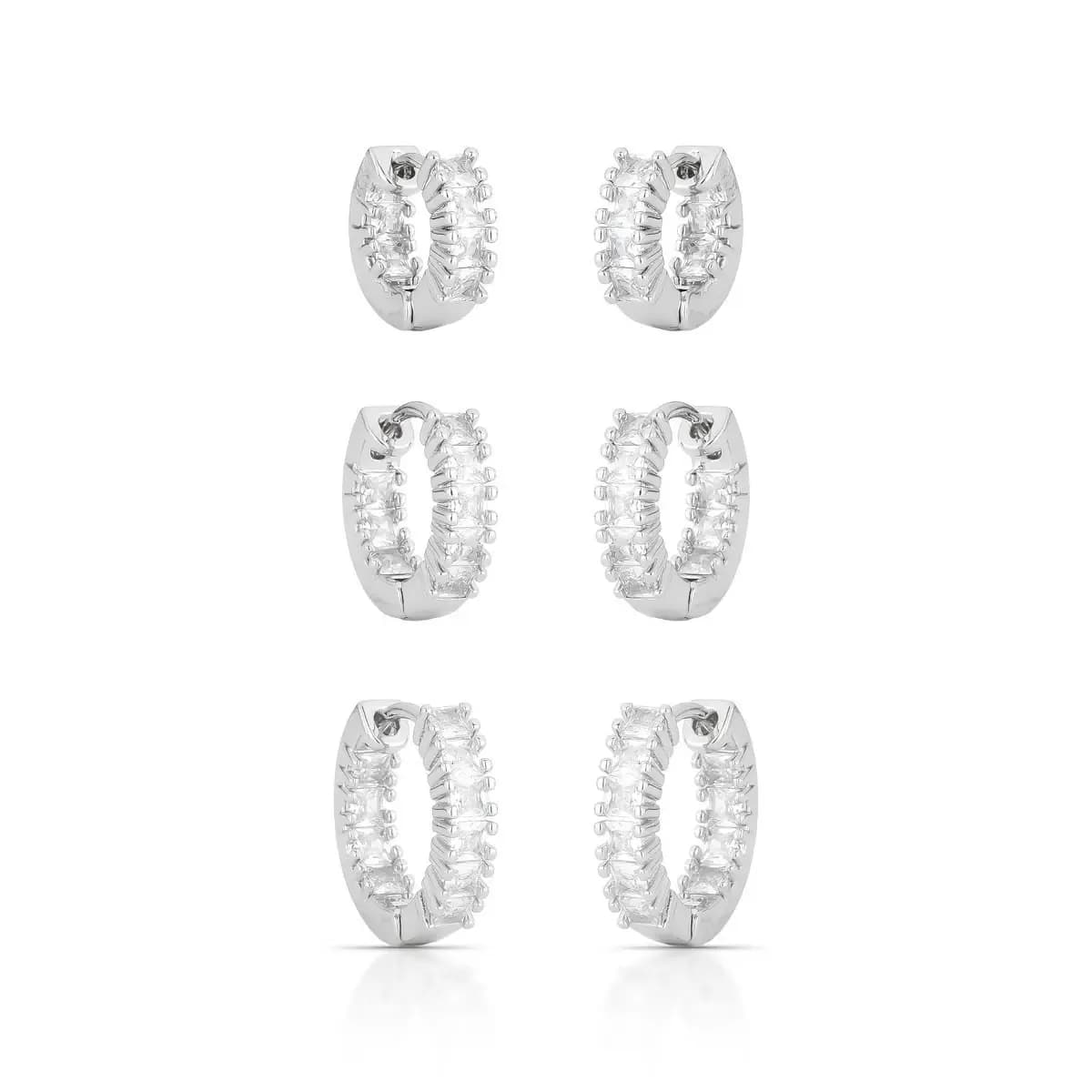 TRIO DE BRINCOS ARGOLA CLICK COM CRAVAÇÃO EM BAGUETE QUADRADA — Ban. Ródio Branco / Cristal
